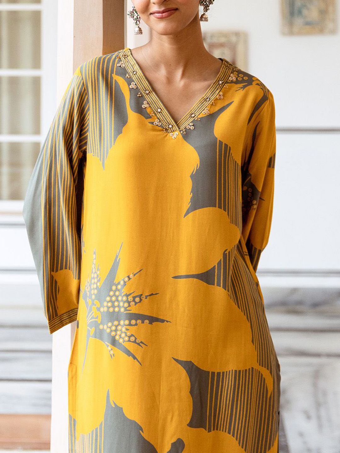 Dhiyona IS Women's Women Floral Printed Regular Kurta with Trousers