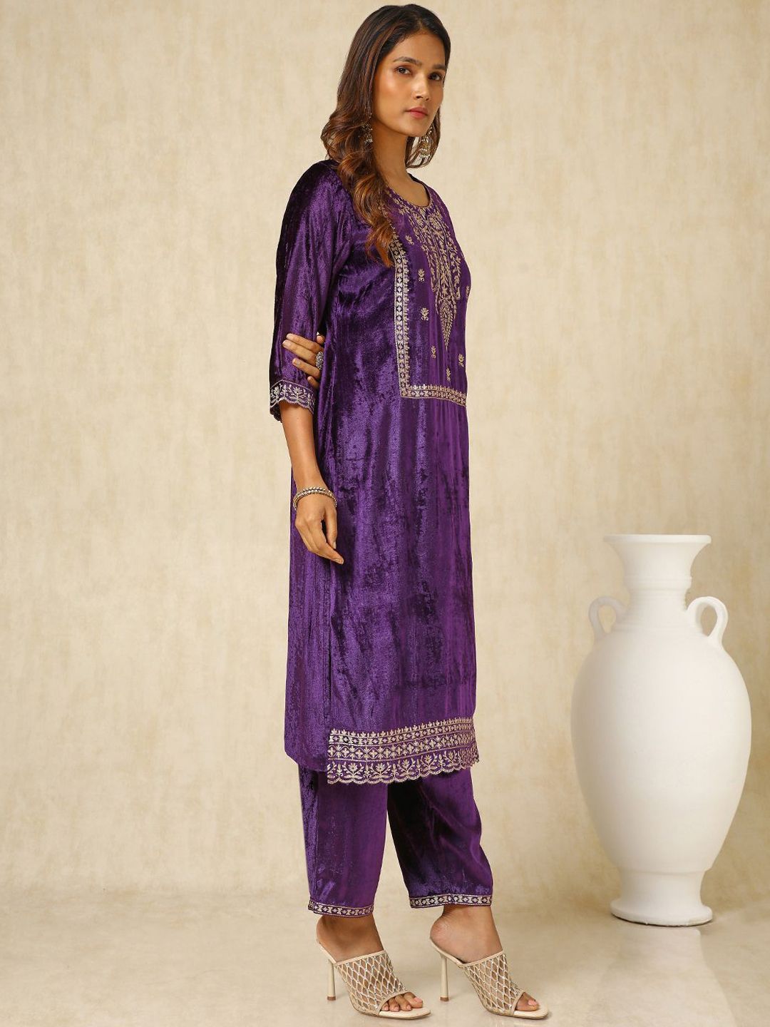 Dhiyona SO Women's Paisley Embroidered Straight Velvet Kurta with Trousers