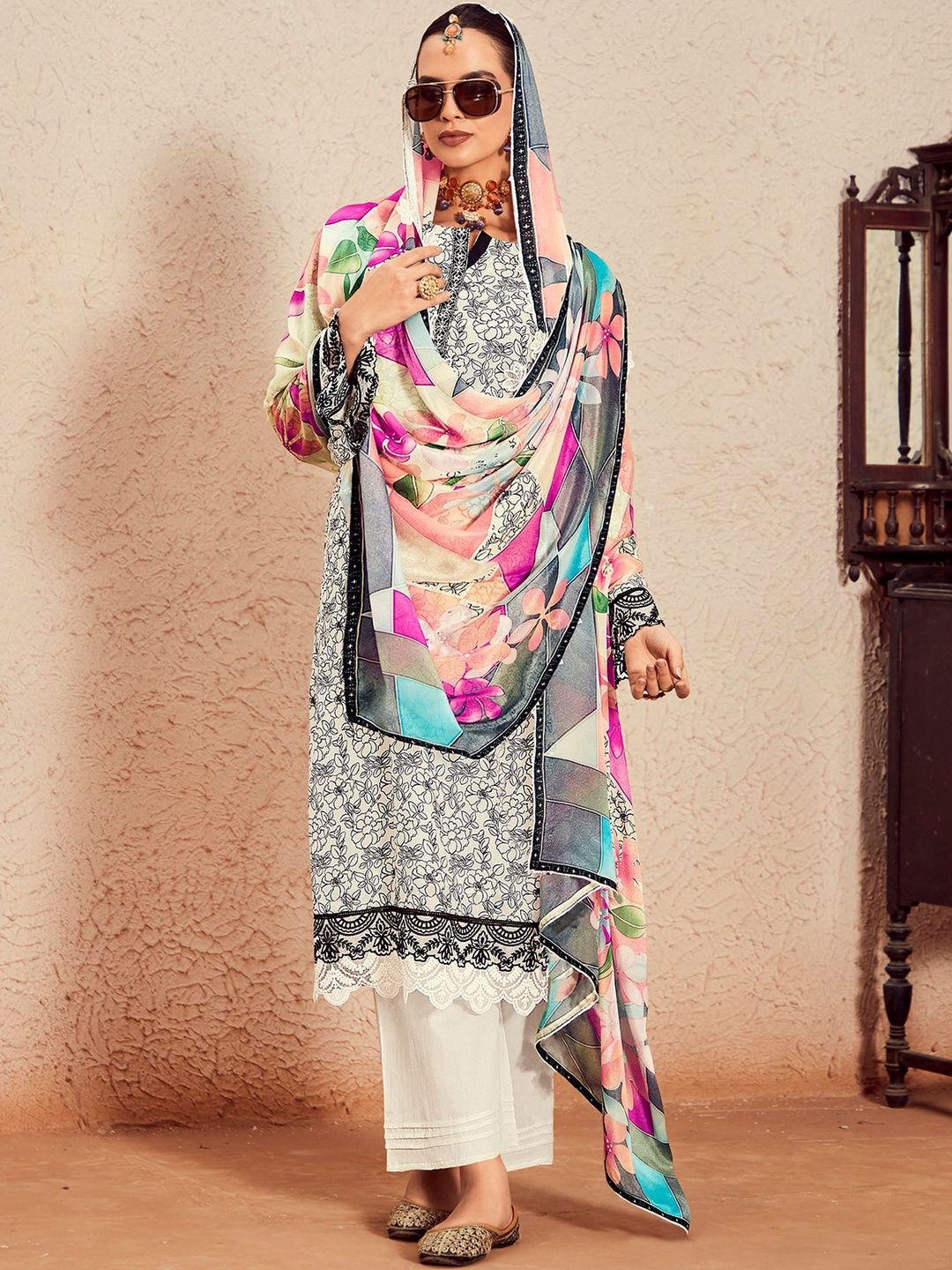 Women Floral Printed Regular Thread Work Kurta with Trousers & With Dupatta
