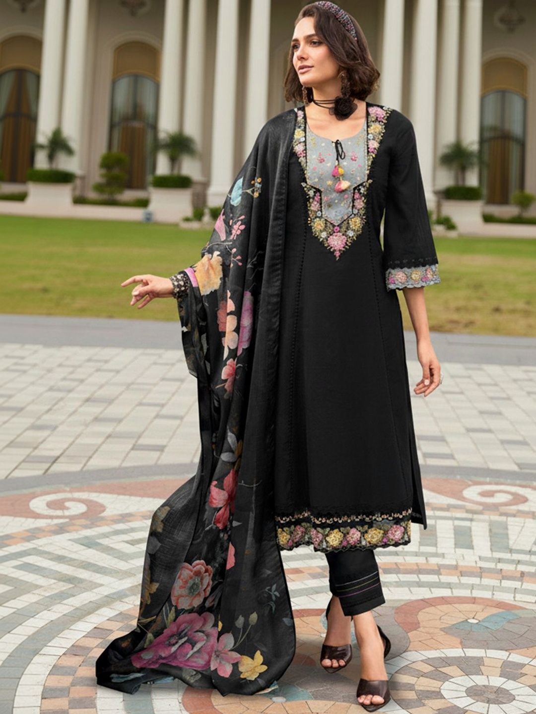 Dhiyona IE Women Floral Embroidered Regular Thread Work Pure Cotton Kurta with Trousers & With Dupatta