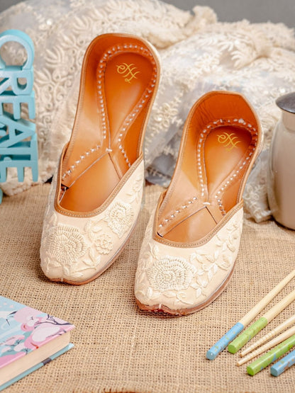 Dhiyona HOP Women Emboidered Leather Mojaris