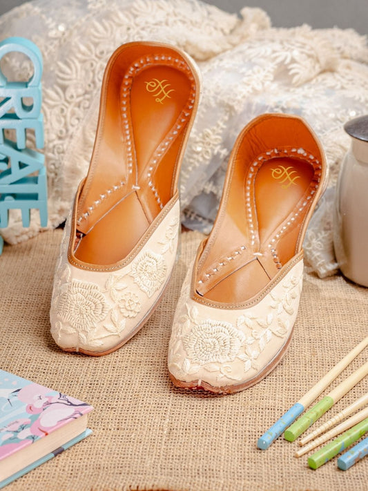 Dhiyona HOP Women Emboidered Leather Mojaris