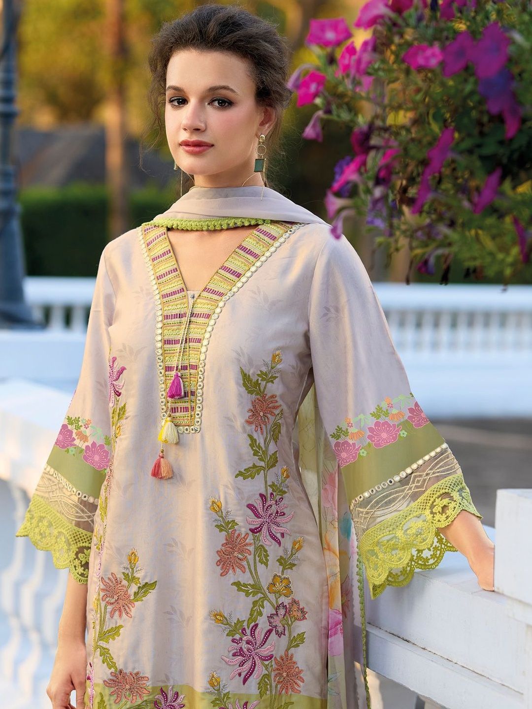 Floral Embroidered Regular Thread Work Kurta With Trouser & Dupatta