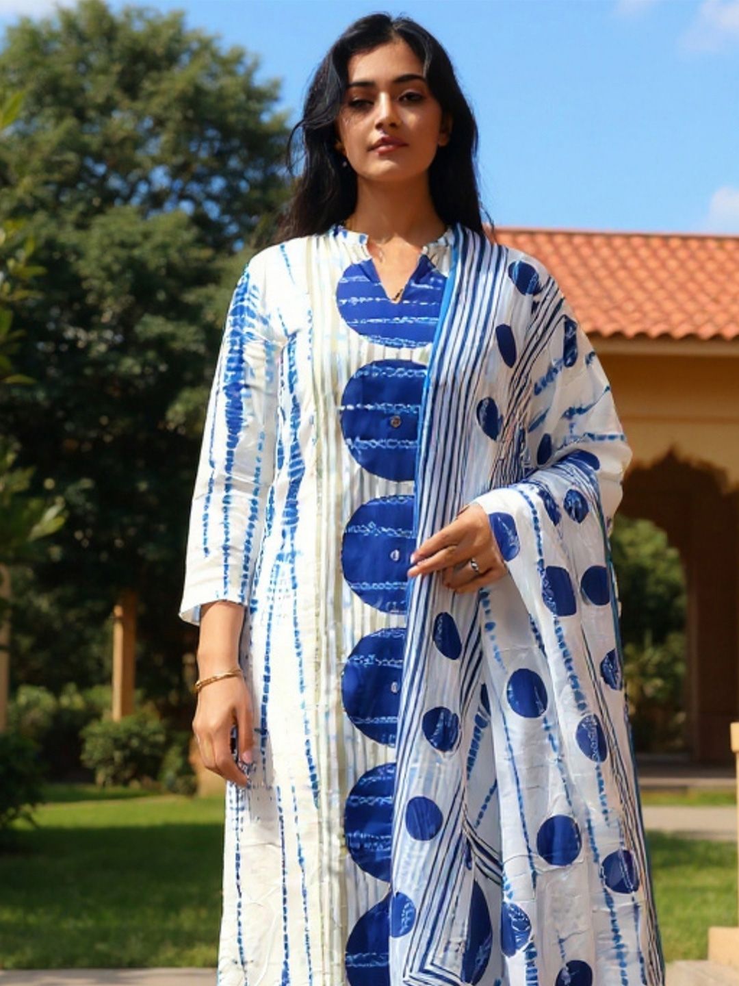 Women Geometric Printed Cotton Kurta with Trousers & Dupatta