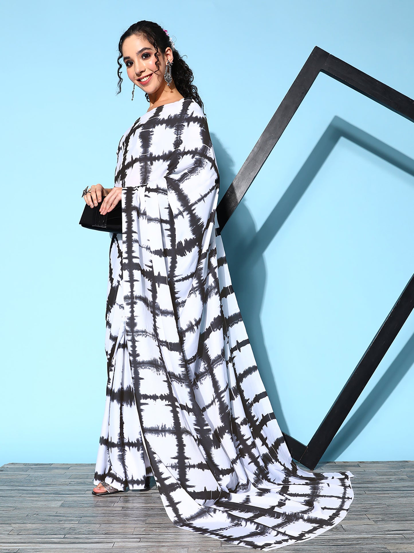 Women's Crepe White Digital Print Celebrity Saree With Blouse Piece