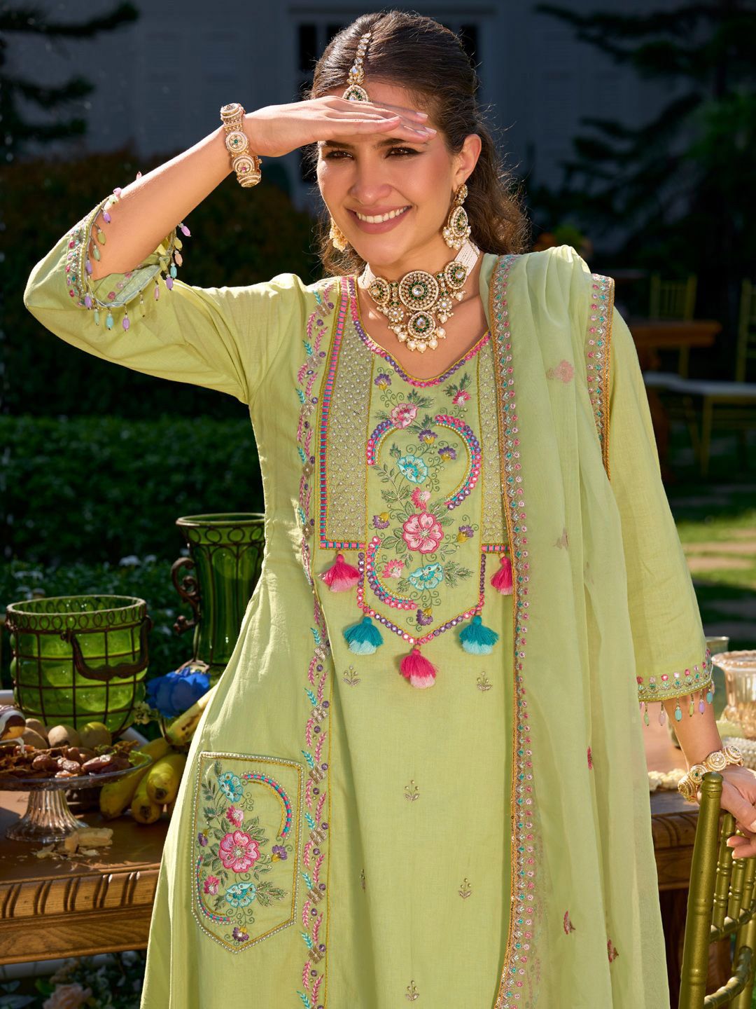 Women Floral Embroidered Regular Thread Work Kurta with Trousers & With Dupatta