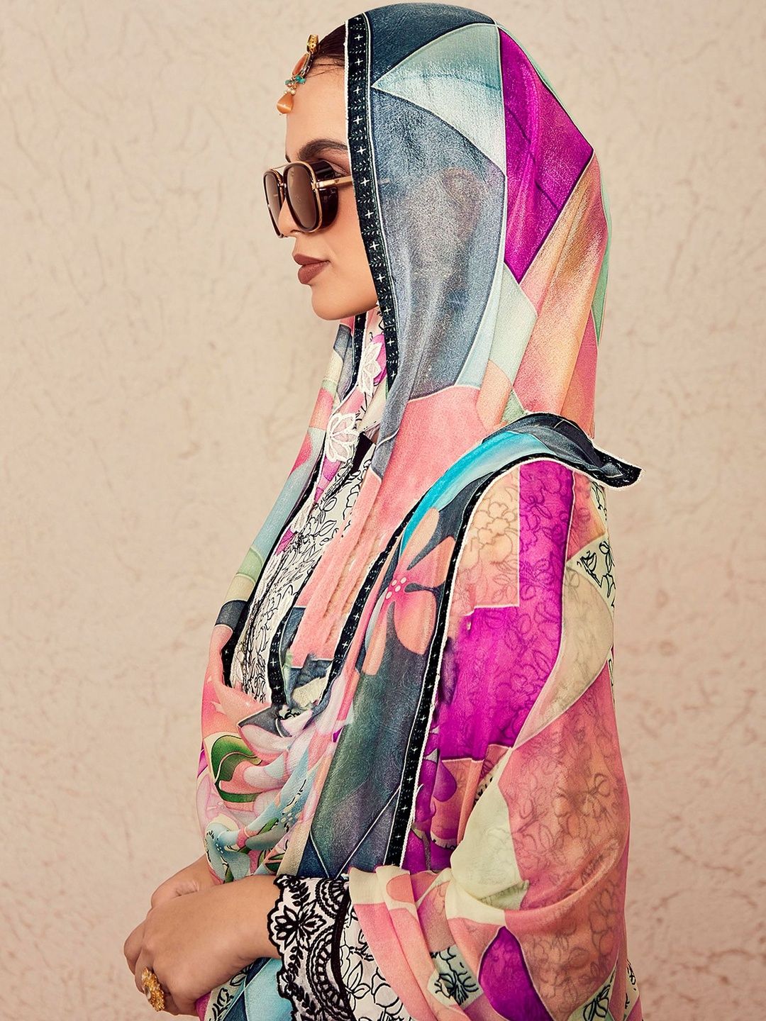 Women Floral Printed Regular Kurta with Trousers & With Dupatta