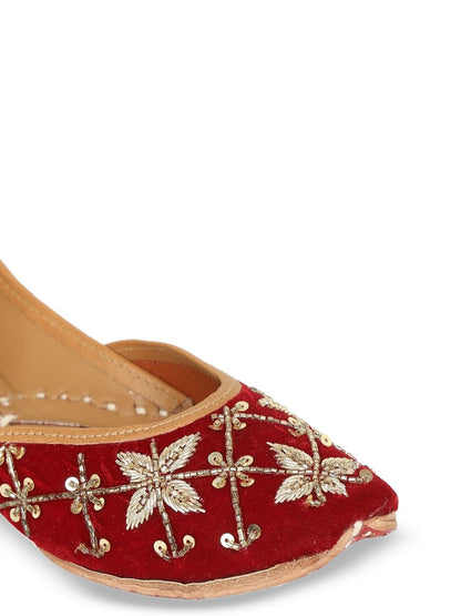 Dhiyona HOP Women Embellished Mojaris Round Toe Flats