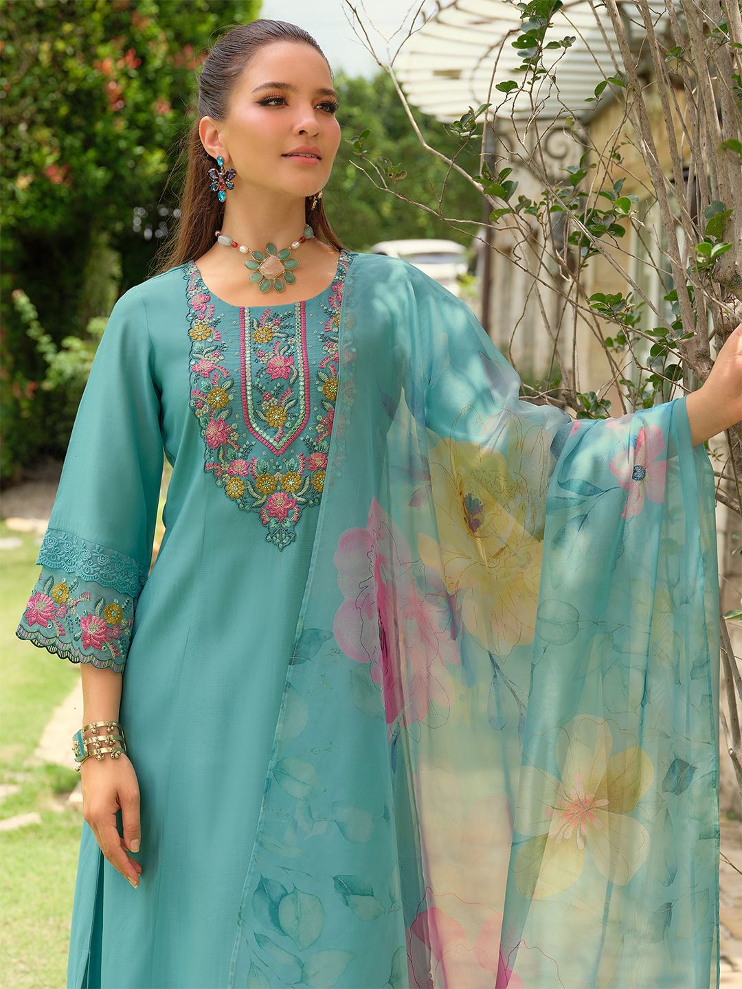 Women Floral Embroidered Regular Thread Work Kurta with Trousers & Dupatta