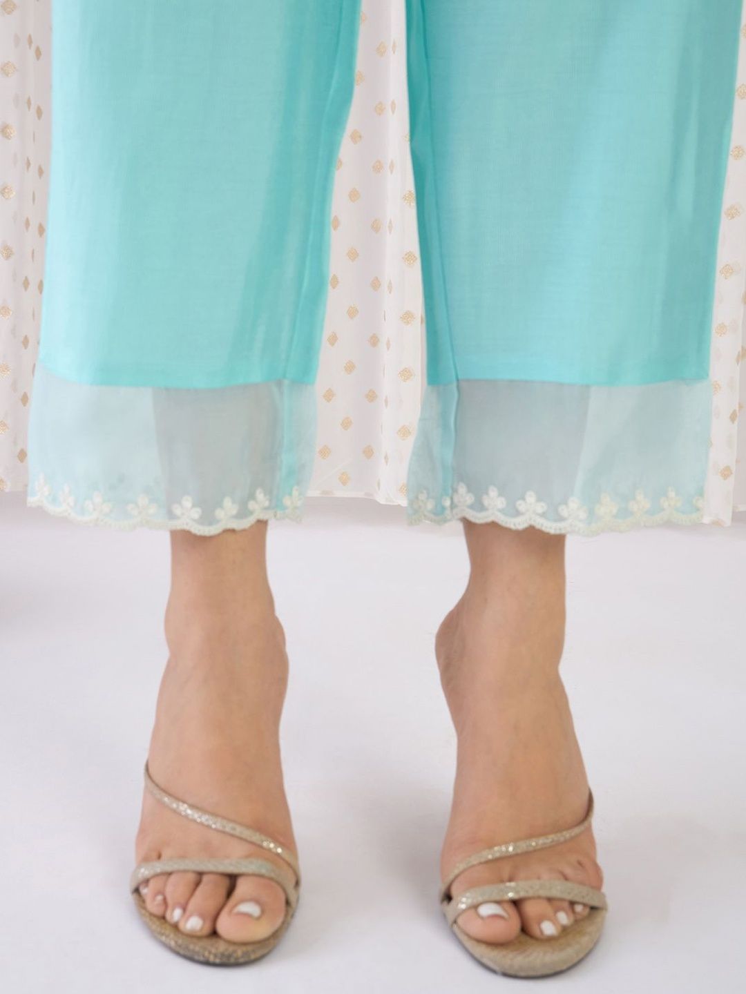 Women Floral Embroidered Regular Thread Work Liva Kurta with Trousers & With Dupatta