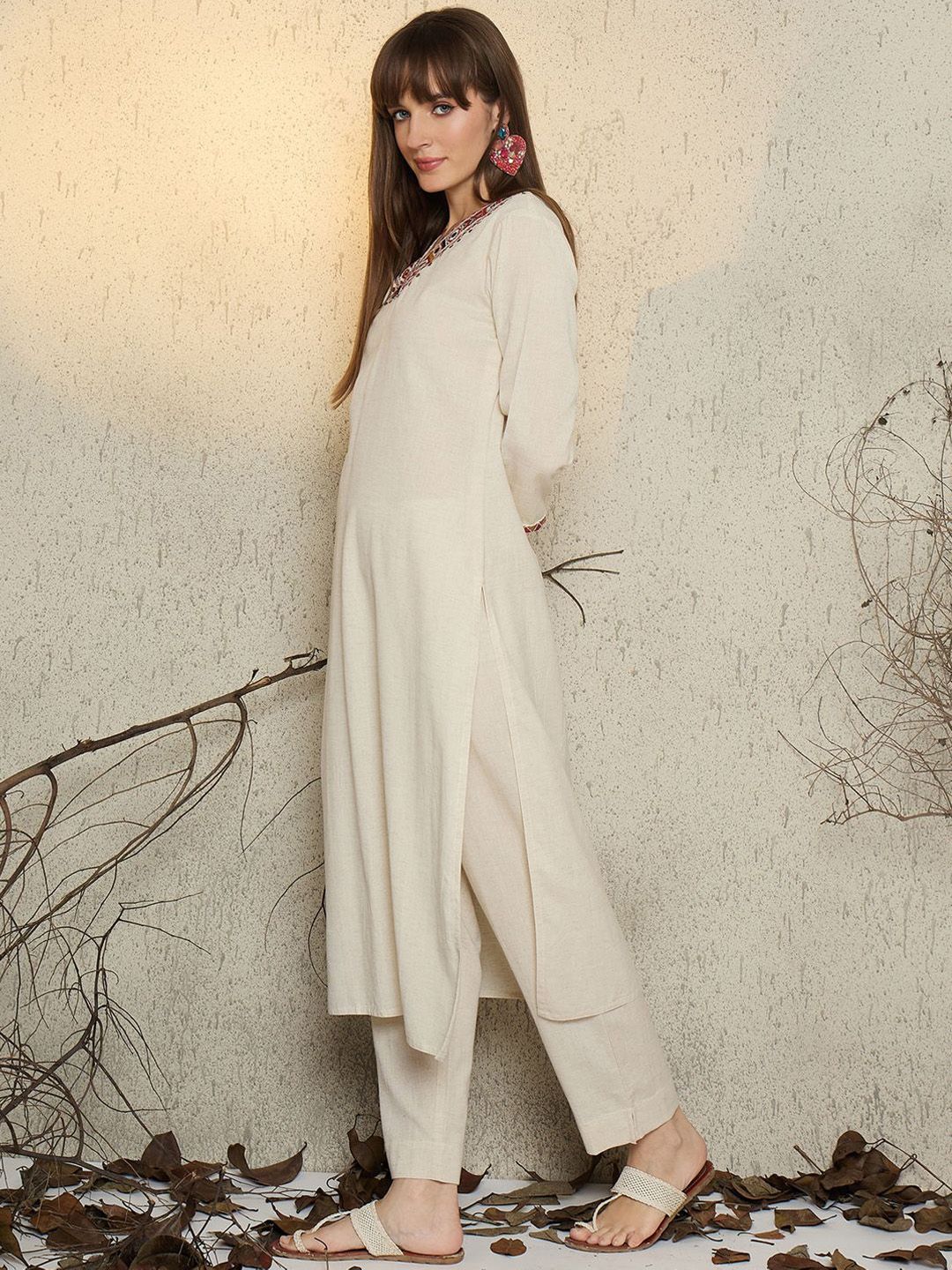 Ethnic Motifs Embroidered V-Neck Straight Thread Work Kurta With Trouser