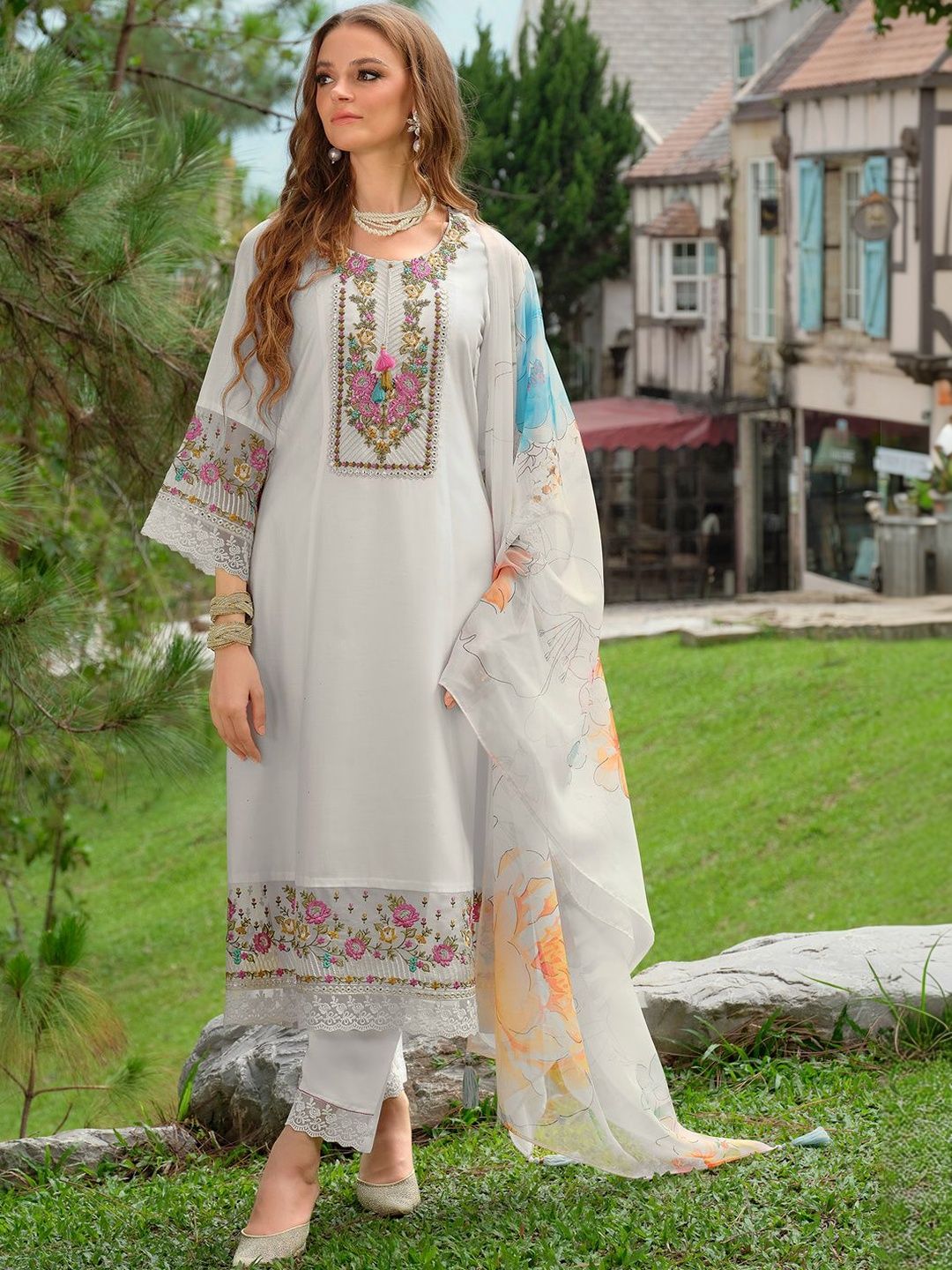 Women Floral Embroidered Regular Thread Work Liva Kurta with Trousers & With Dupatta