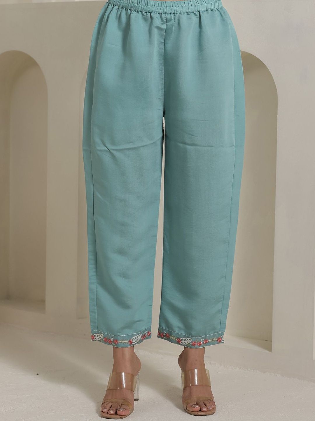 Women Floral Embroidered Kurta with Trousers