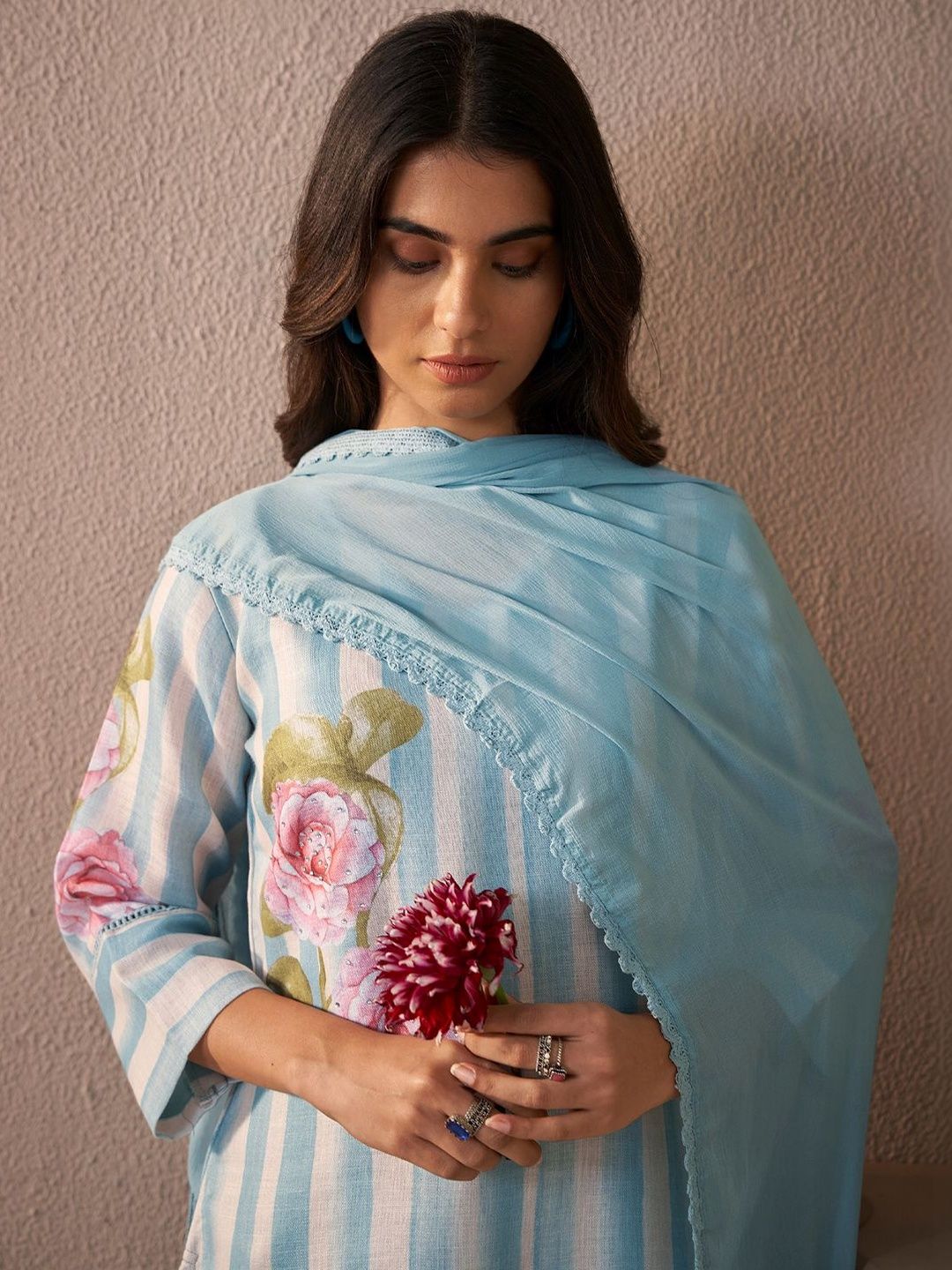 Women Floral Printed Regular Beads and Stones Linen Kurta with Trousers & With Dupatta