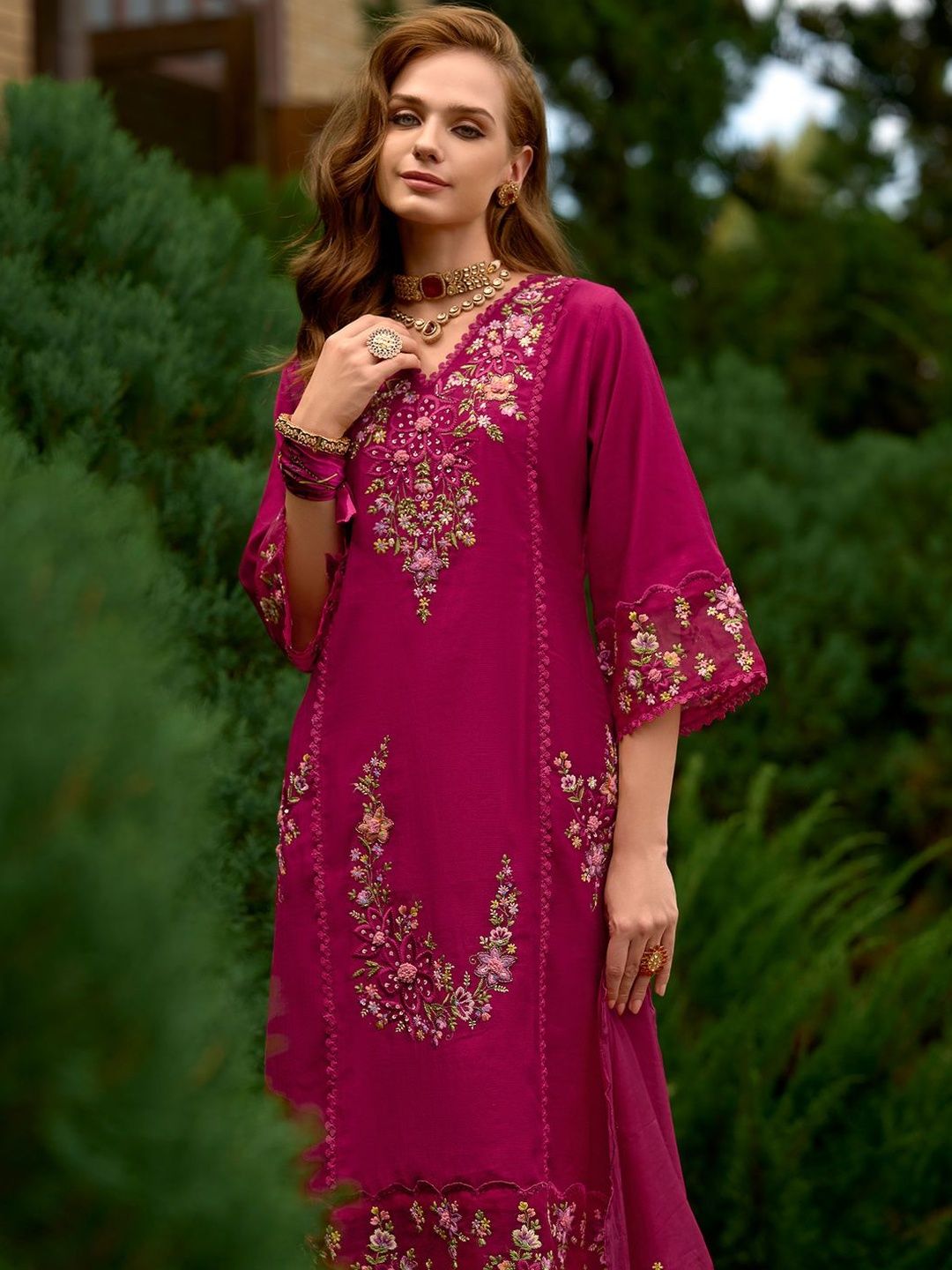 Women Floral Embroidered Regular Thread Work Kurta with Trousers & With Dupatta