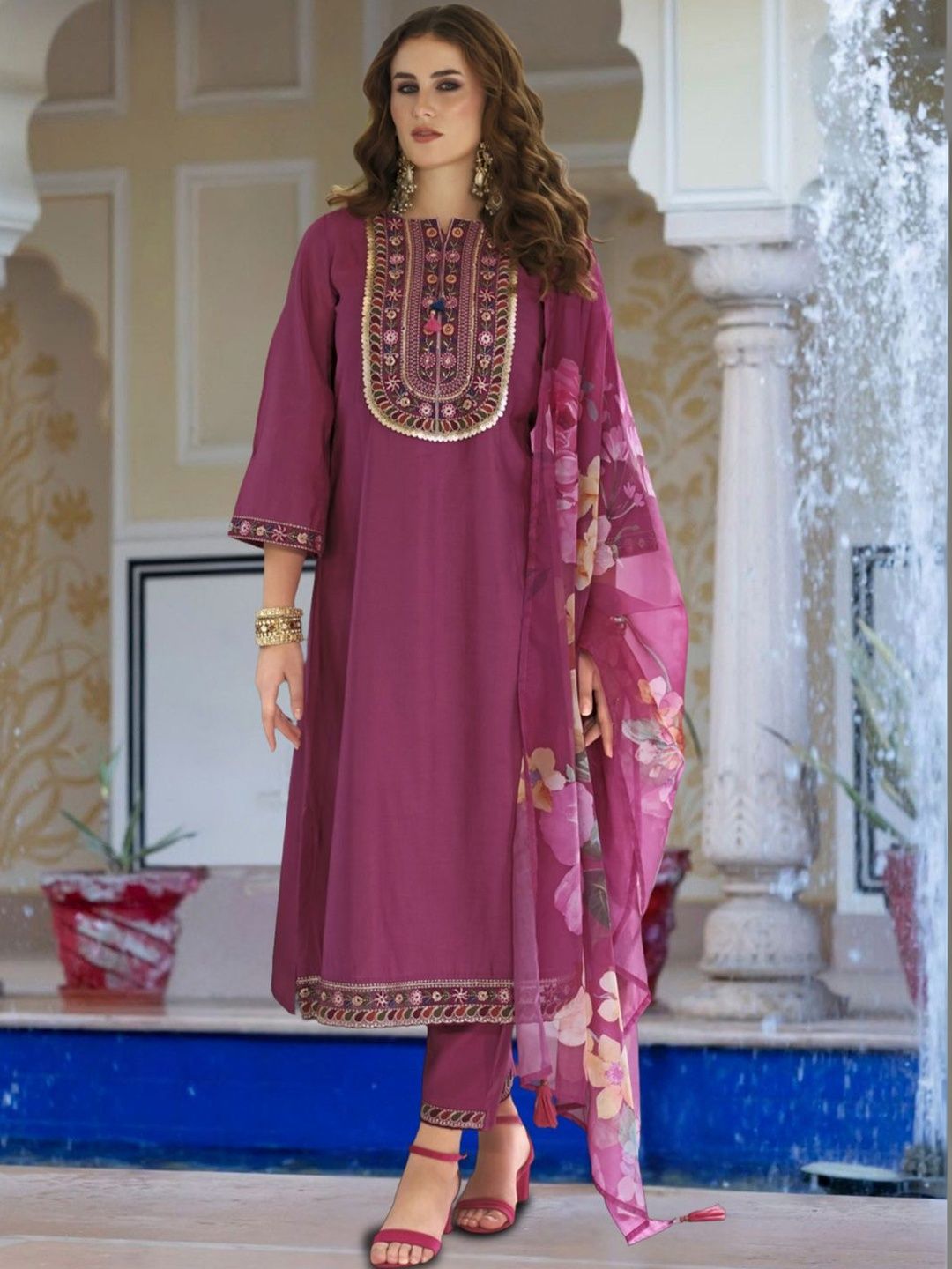 Women Floral Embroidered Regular Thread Work Kurta with Trousers & With Dupatta