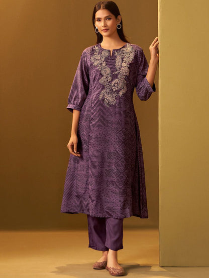 Women Ethnic Motifs Embroidered Kurta with Trousers