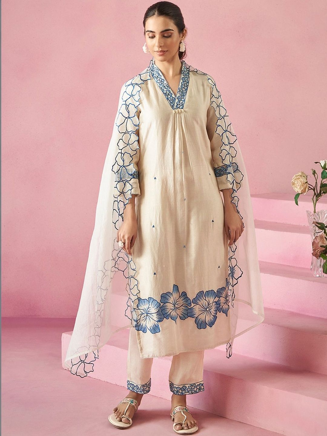 Women Floral Embroidered Regular Thread Work Kurta with Trousers & With Dupatta