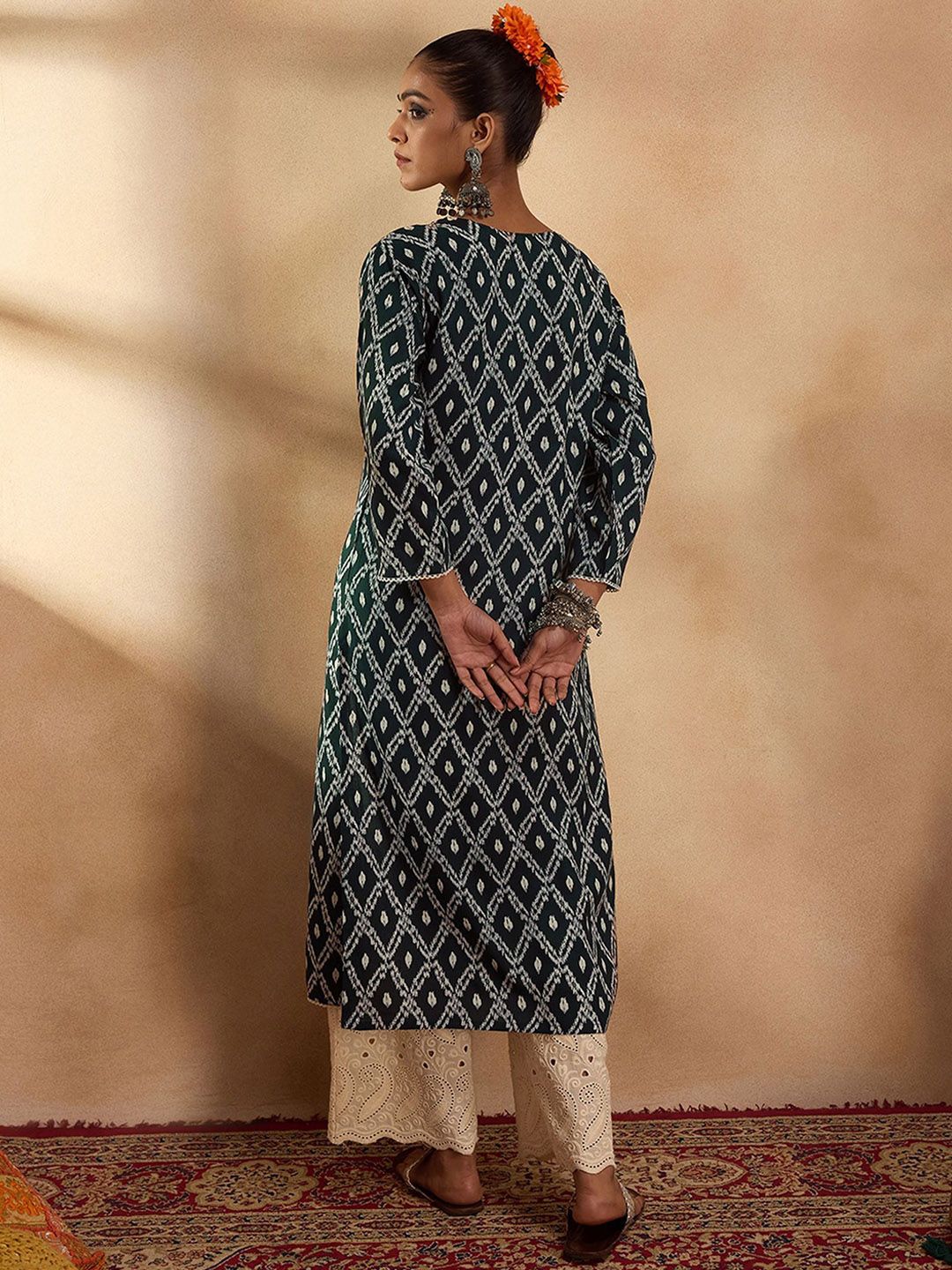 Dhiyona IE Green and White Round Neck Geometric Printed Mirror Work Straight Kurta