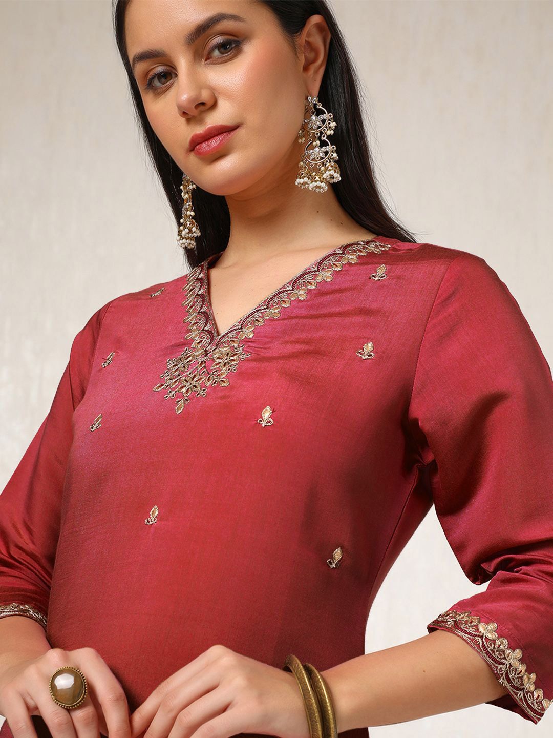 Dhiyona SO Women's Red Floral Embroidered Zari Straight Kurta With Trousers