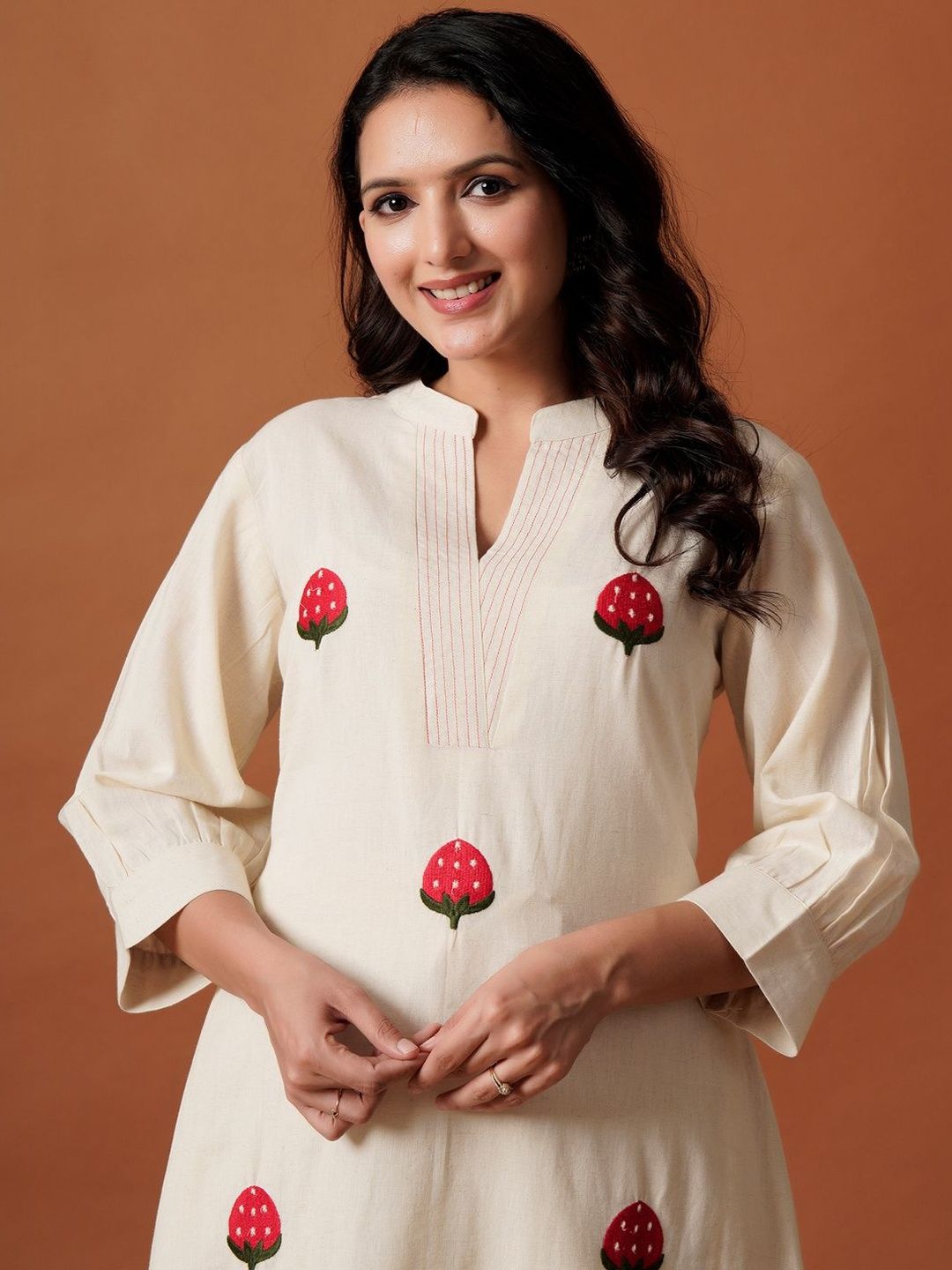 Women Floral Embroidered Mandarin Collar Thread Work Cotton Kurta with Trousers