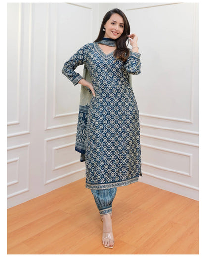 Women Green Embroidered, Printed Viscose Rayon Kurta, Pant And Dupatta Set