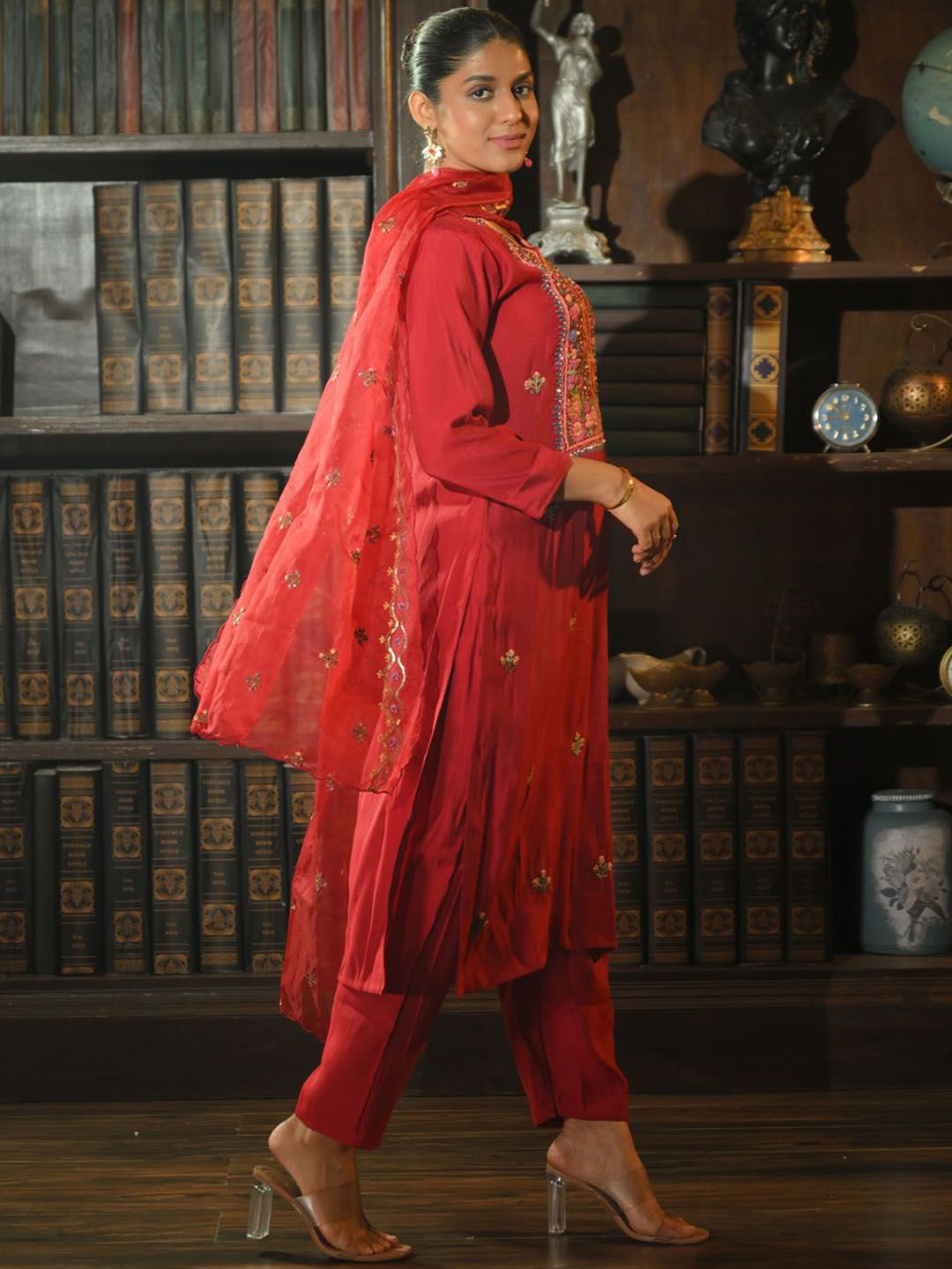 Dhiyona IE Women Floral Embroidered Regular Thread Work Kurta with Trousers & With Dupatta