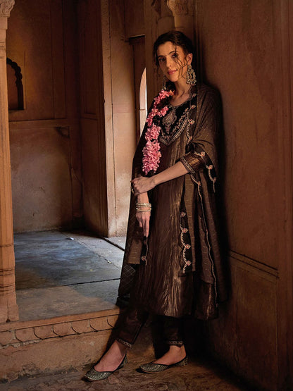 Dhiyona CH Embroidered Kurta Set With Contrast Neck