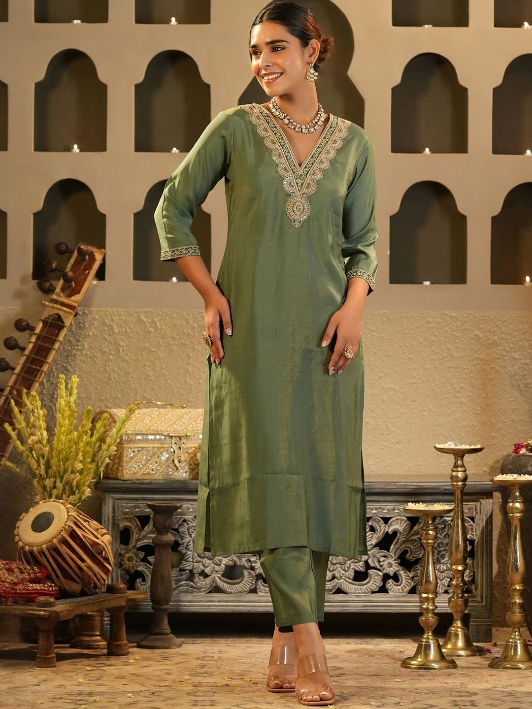Dhiyona IE Women Solid Kurta with Trousers