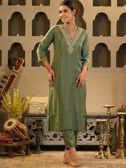 Women Solid Kurta with Trousers