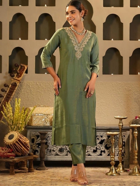Women Solid Kurta with Trousers