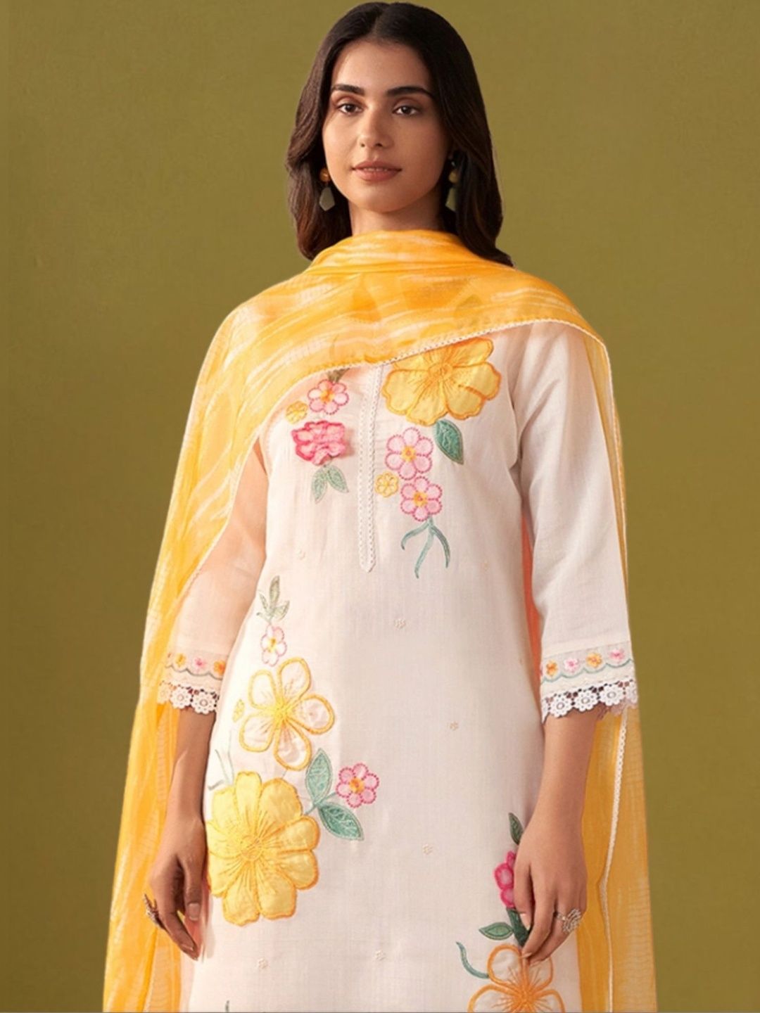Women Floral Embroidered Regular Thread Work Kurta with Trousers & With Dupatta