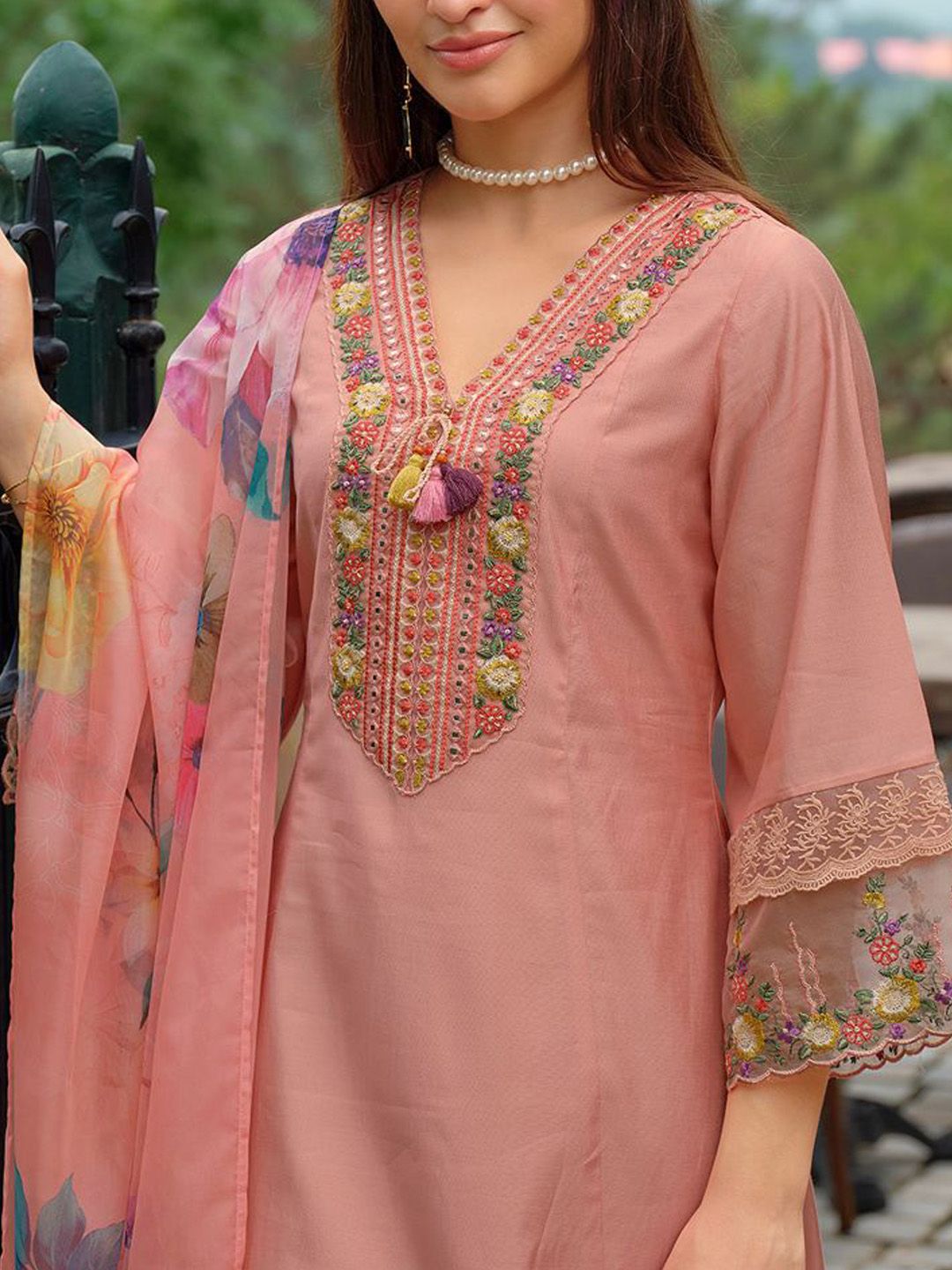 Women Floral Embroidered Regular Thread Work Kurta with Trousers & With Dupatta