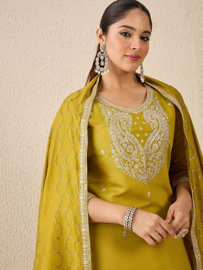 Women Embroidered Regular Thread Work Kurta And Trousers With Dupatta
