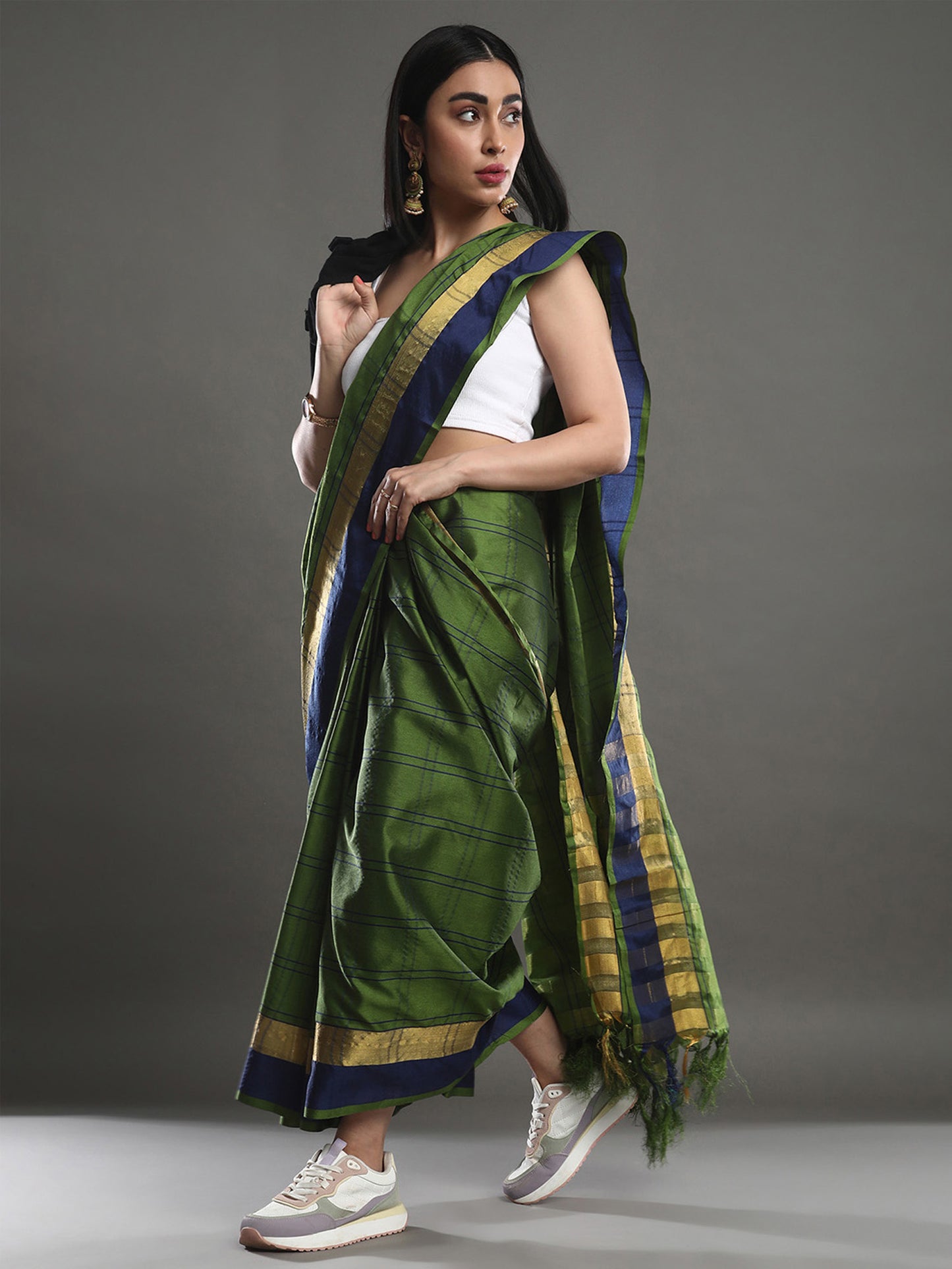 Women's Cotton Blend Green Woven Design Designer Saree With Blouse Piece