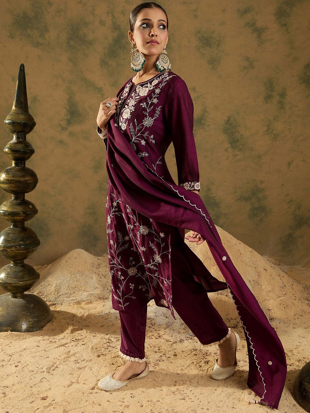 Dhiyona IE Ethnic Floral Embroidered Thread Work Detail Regular Slevees Round Neck Kurta Set