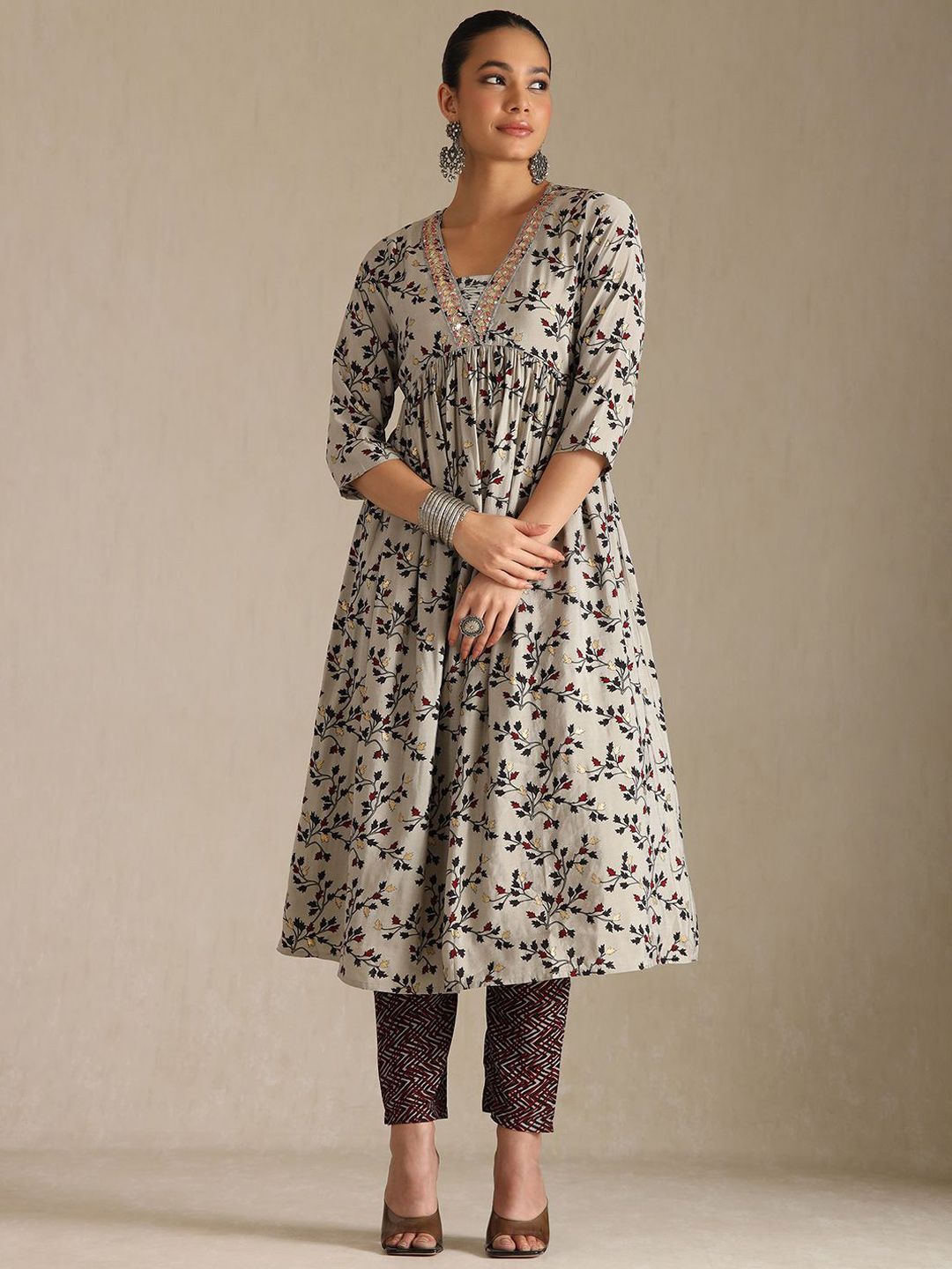 Dhiyona SO Women's Women Floral Printed Sequinned V-Neck Kurta with Trousers & With Dupatta