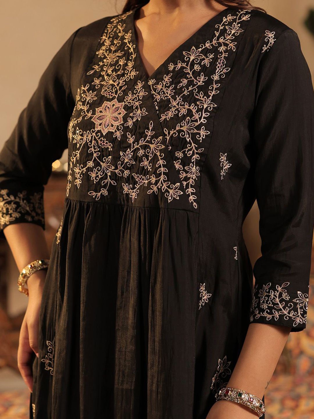 Women Ethnic Motifs Embroidered Kurta with Trousers