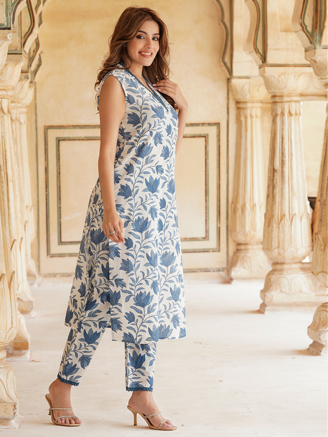 Women Blue Floral Straight Kurta Pant Set
