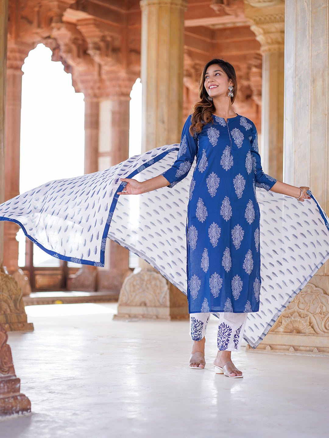 Women Blue Paisley Straight Kurta trousers and Dupatta Set