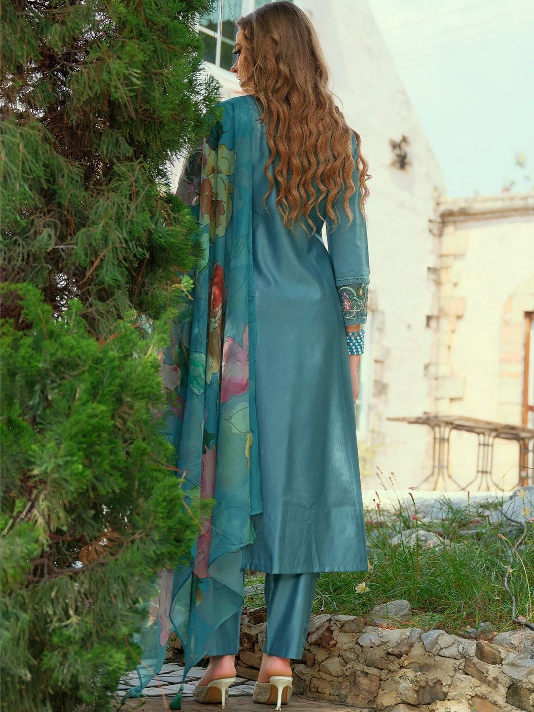 Women Floral Embroidered Regular Thread Work Liva Kurta with Trousers & With Dupatta