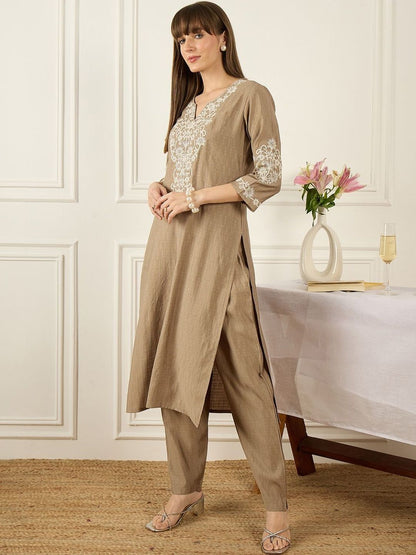 Dhiyona IE Embroidered V-Neck Three-Quarter Sleeves Tunic And Trousers