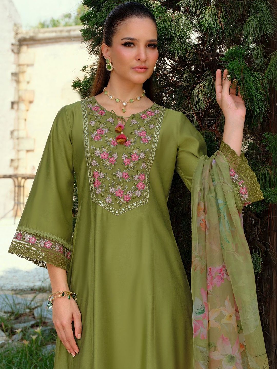 Women Floral Embroidered Regular Thread Work Liva Kurta with Trousers & With Dupatta