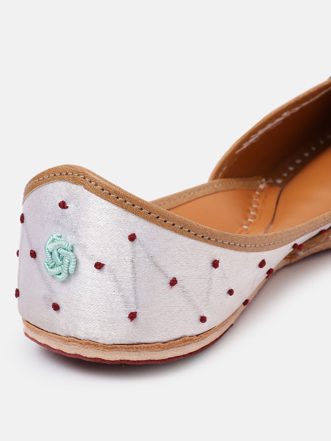 Dhiyona HOP Women Ethnic Embroidered Mojaris