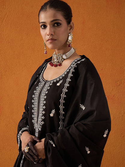 Dhiyona IE Floral Embroidered Straight Thread Work Kurta with Trousers & Dupatta