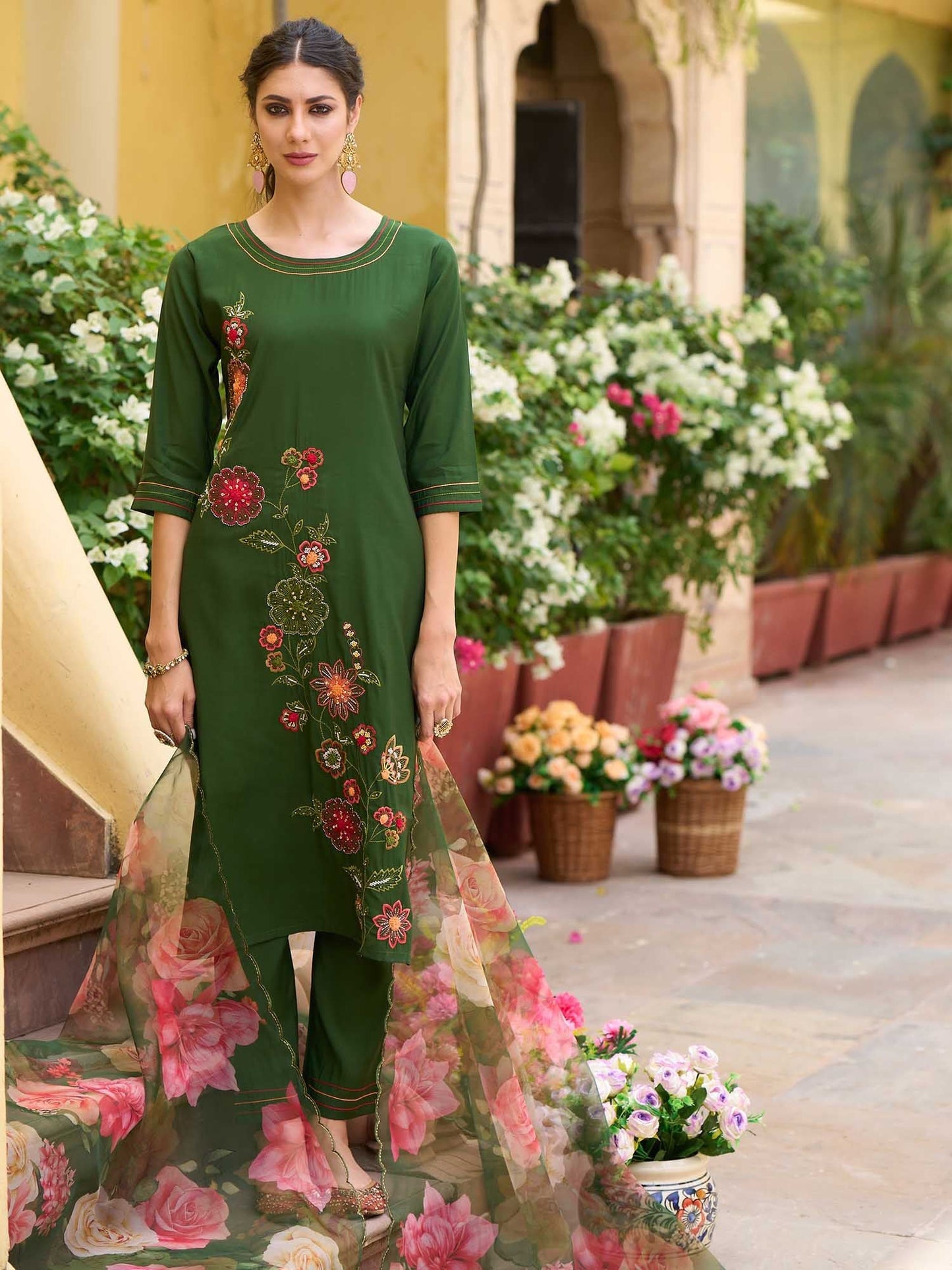 Dhiyona IE Floral Embroidered Regular Thread Work Straight Kurta with Trousers & Dupatta