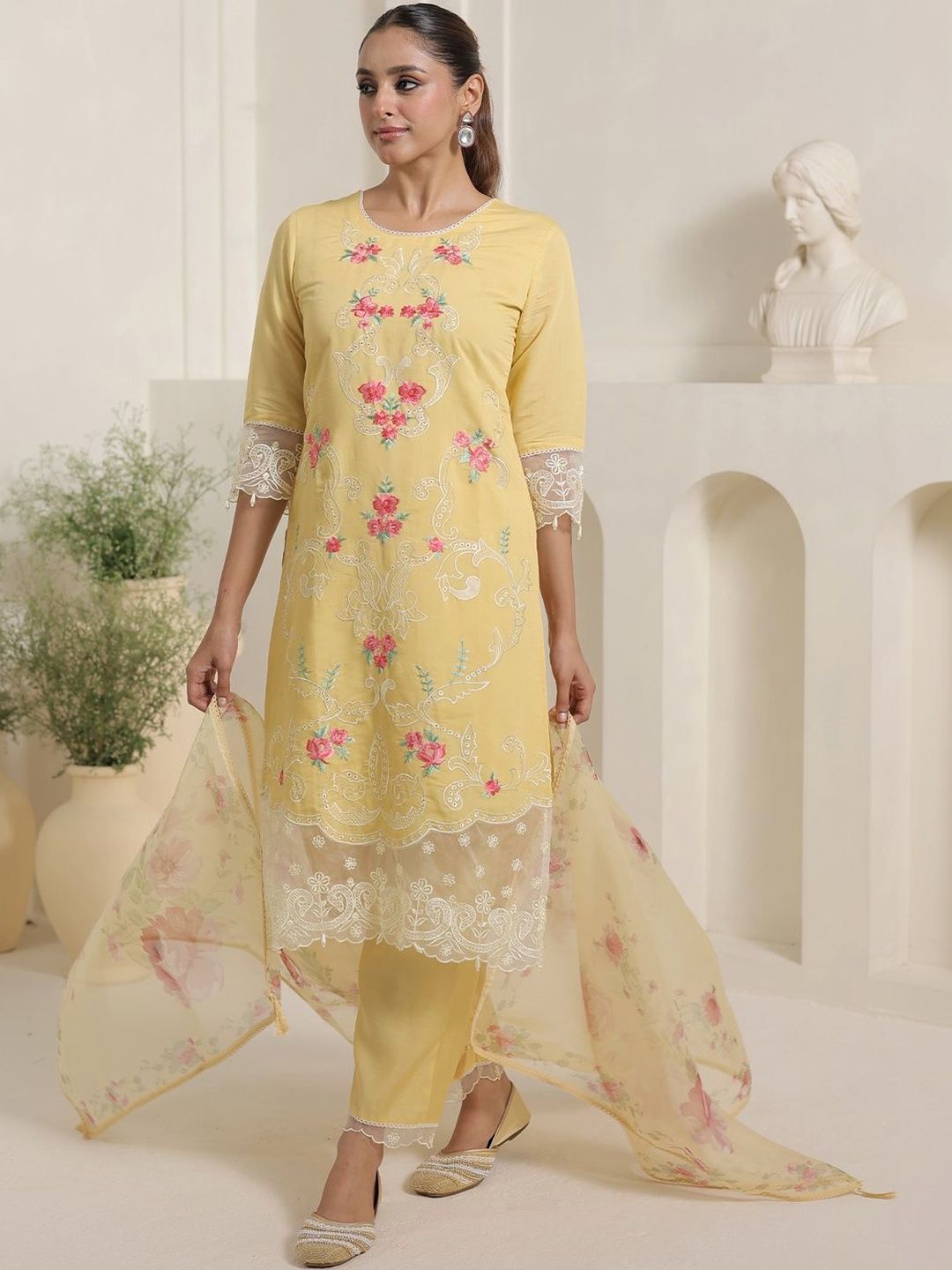 Women Floral Embroidered Regular Thread Work Kurta with Trousers & With Dupatta