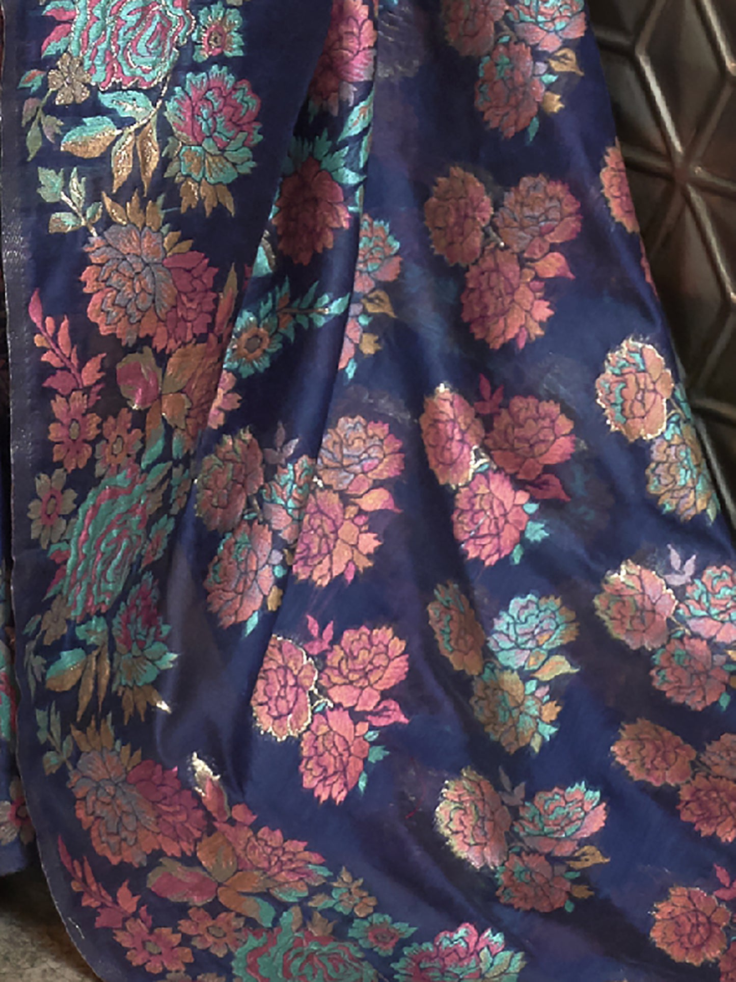 Women's Silk Blend Navy Blue Woven Design Handloom Saree With Blouse Piece