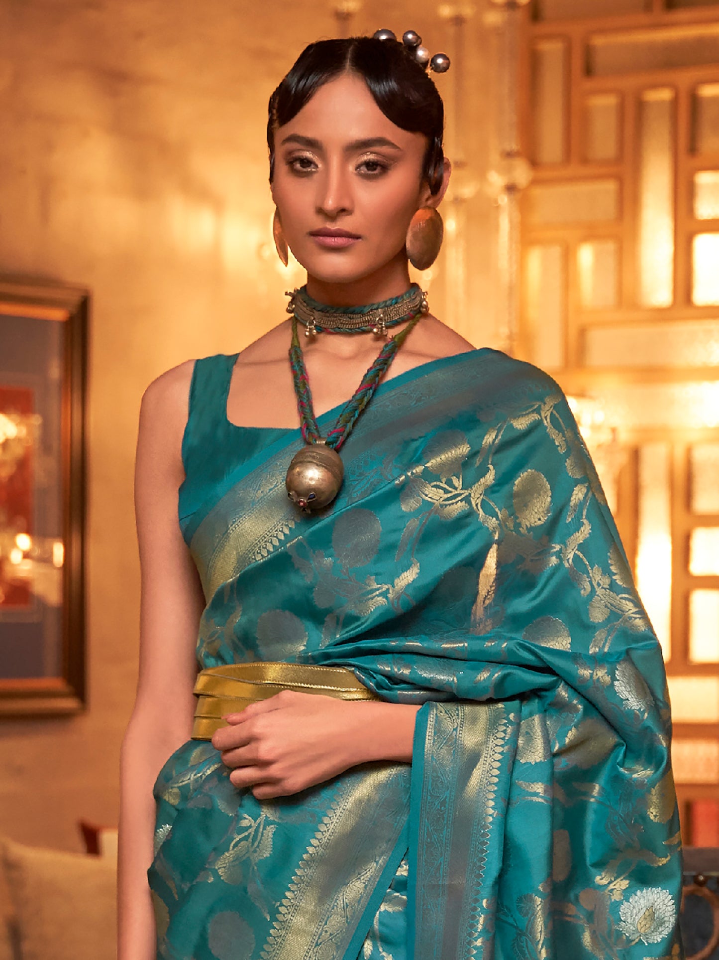 Women's Silk Blend Blue Woven Design Handloom Saree With Blouse Piece
