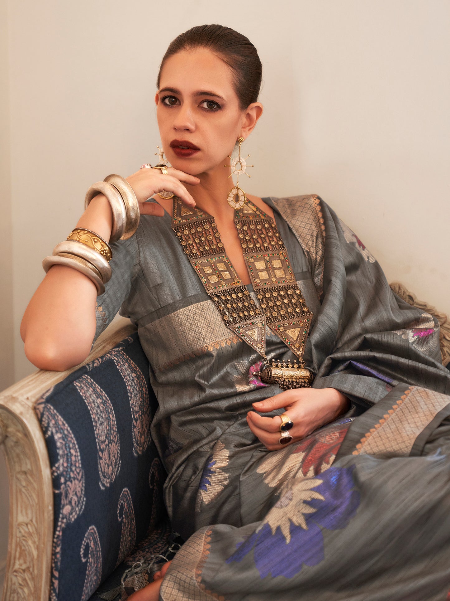 Women's Silk Blend Grey Woven Design Celebrity Saree With Blouse Piece